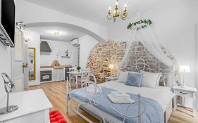 Primavera Deluxe Studio Apartment